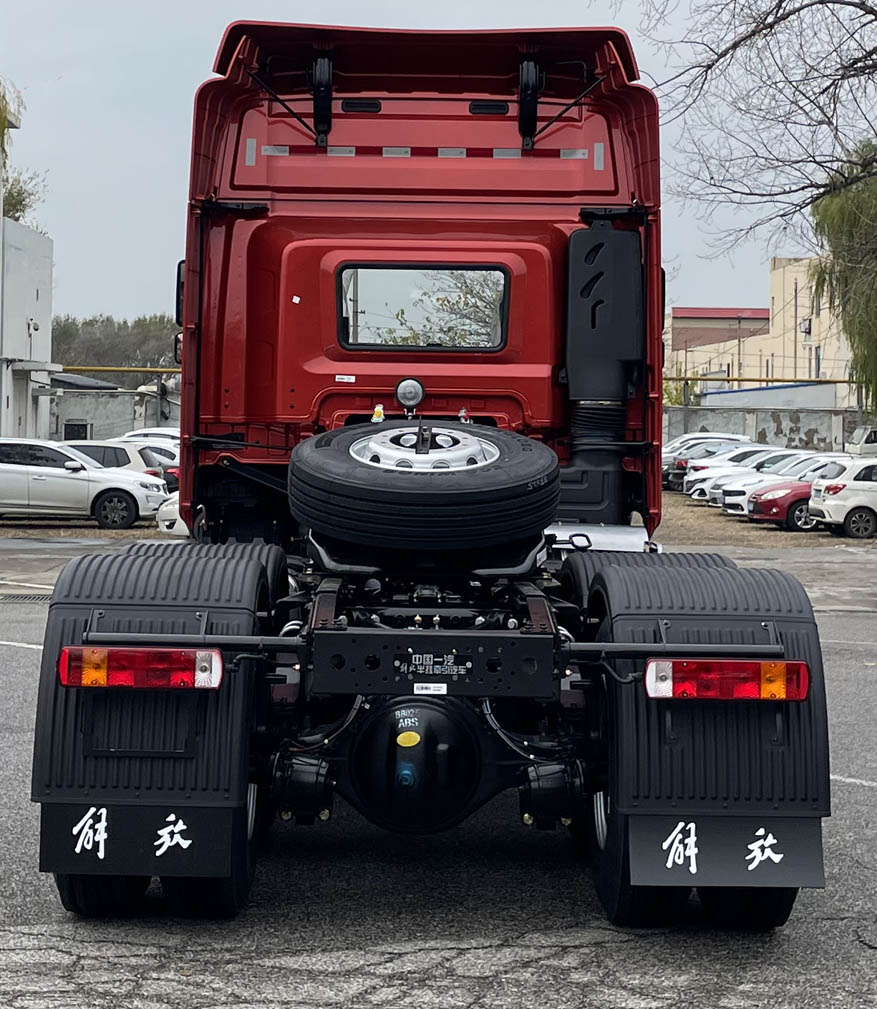CA4252P26K15T1E6A80 解放牌500马力后双桥,后八轮柴油国六牵引汽车图片