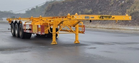 南明牌13米34.7吨3轴危险品罐箱骨架运输半挂车(LSY9404TWY)