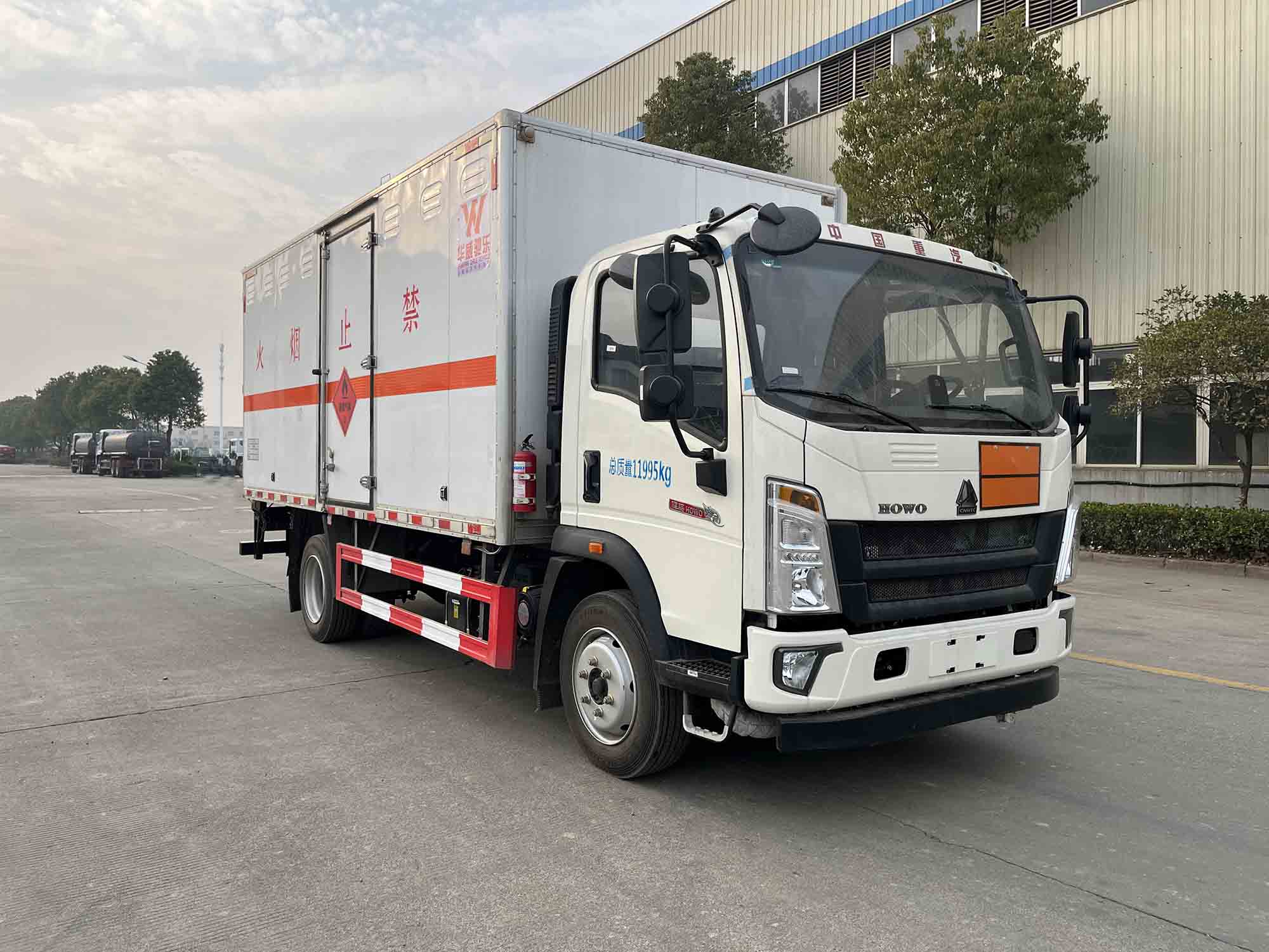 华威驰乐牌SGZ5120XRQZZ6易燃气体厢式运输车
