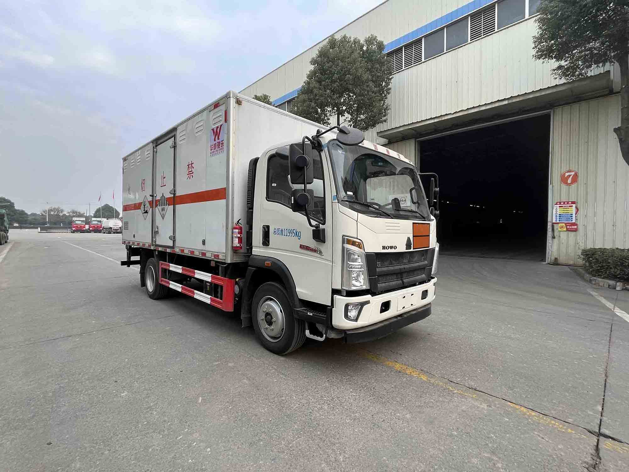 华威驰乐牌SGZ5120XZWZZ6杂项危险物品厢式运输车