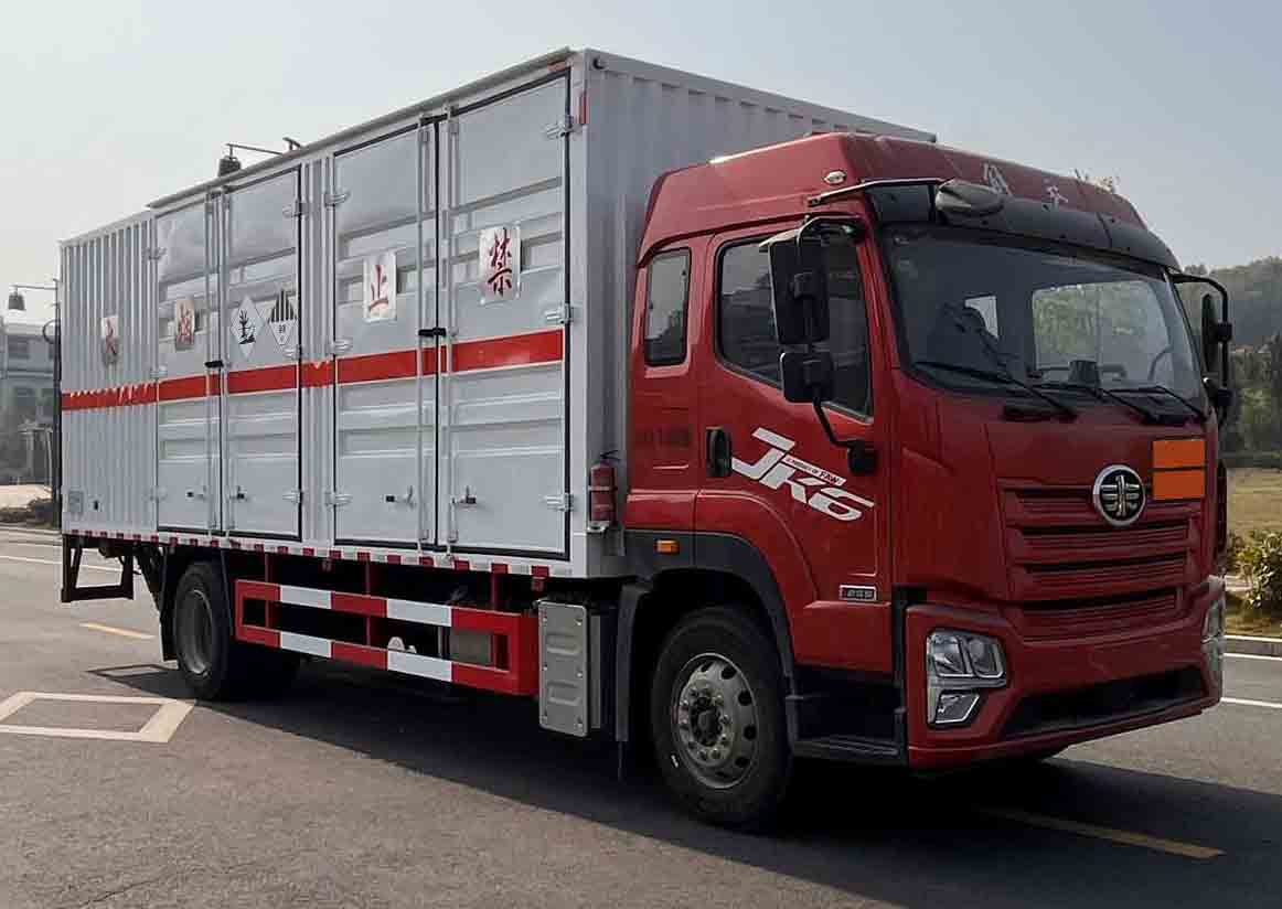 程力威牌CLW5182XZWCDP杂项危险物品厢式运输车
