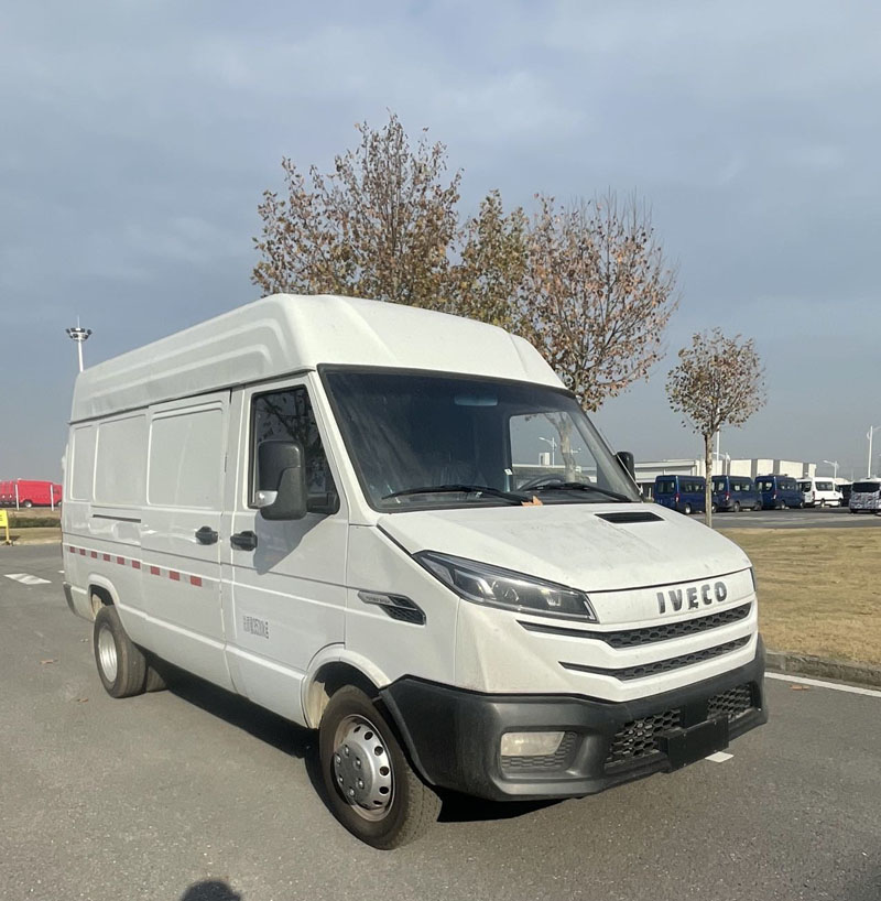 依维柯牌NJ5046XXYZAQ厢式运输车
