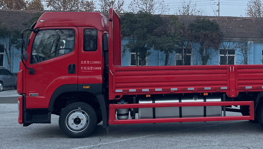 CA1121P28K45L5E6A85 解放牌200马力单桥柴油6.2米国六载货汽车图片