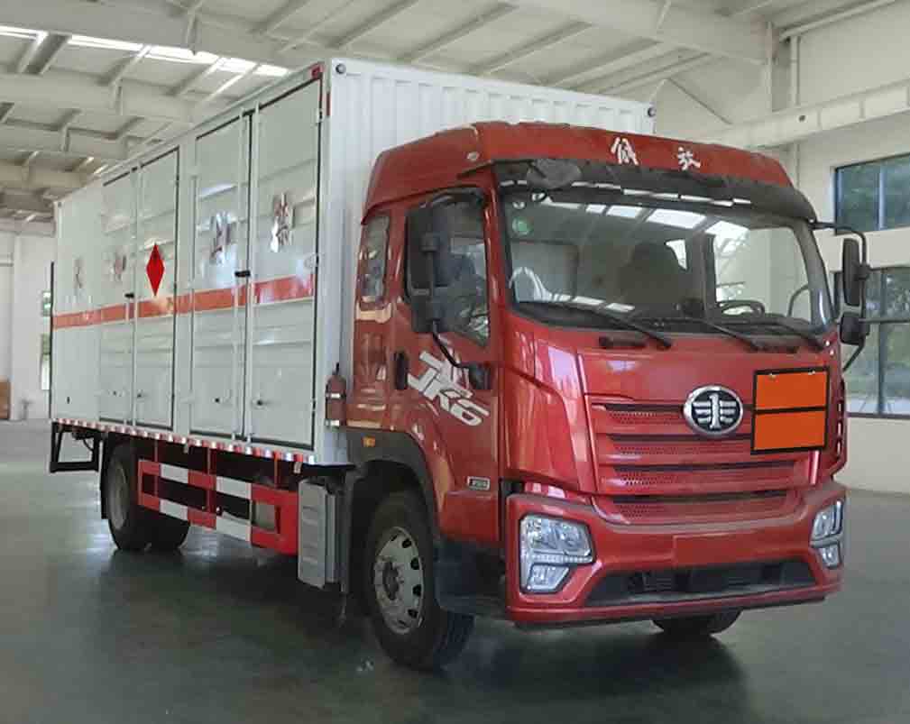 程力威牌CLW5182XRQCDP易燃气体厢式运输车