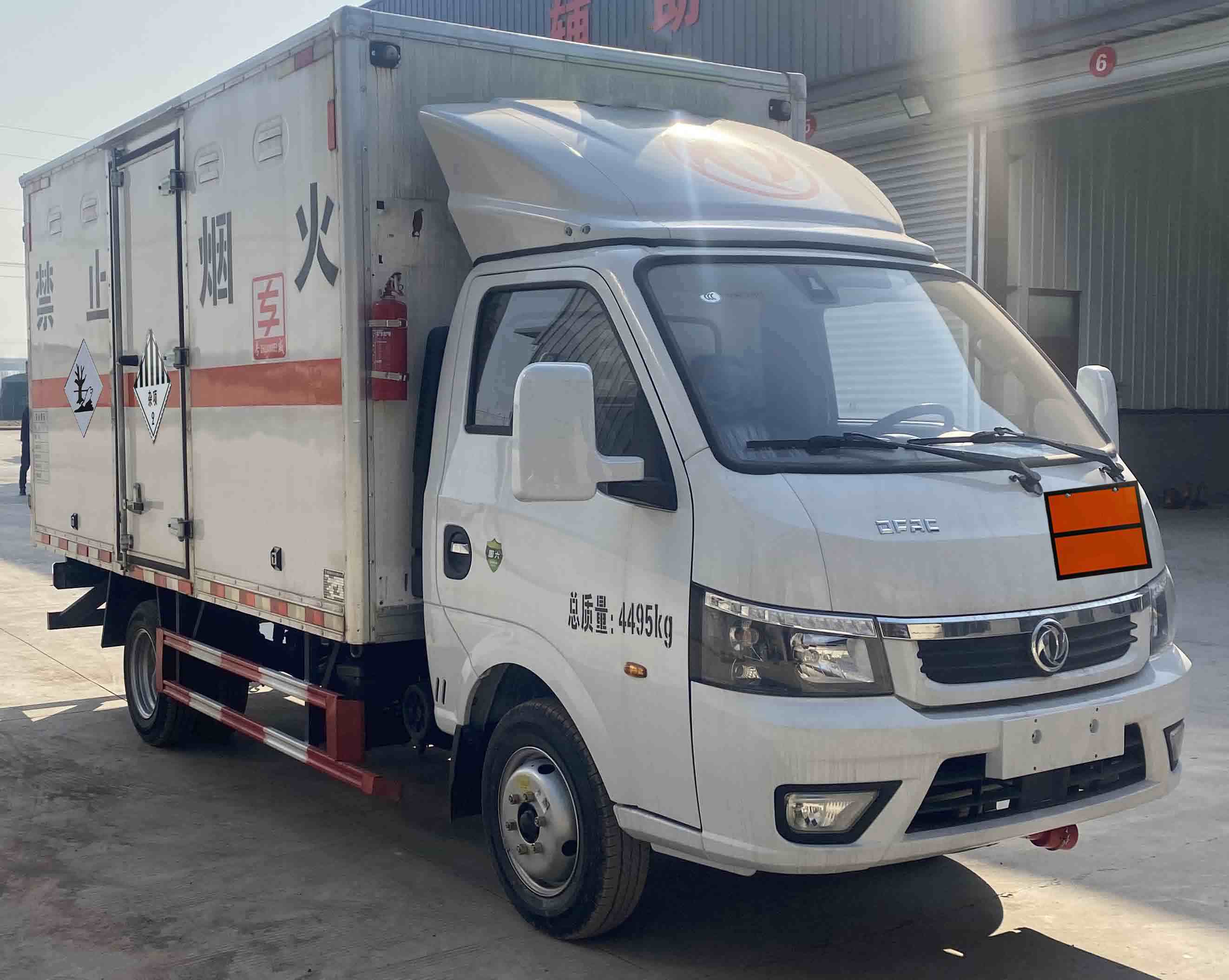 专威牌HTW5041XZWE6杂项危险物品厢式运输车