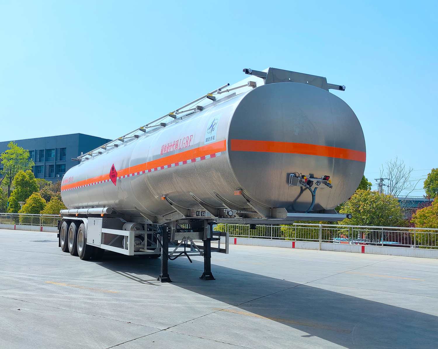 齐星牌13米33.2吨3轴铝合金运油半挂车(QXC9401GYY)