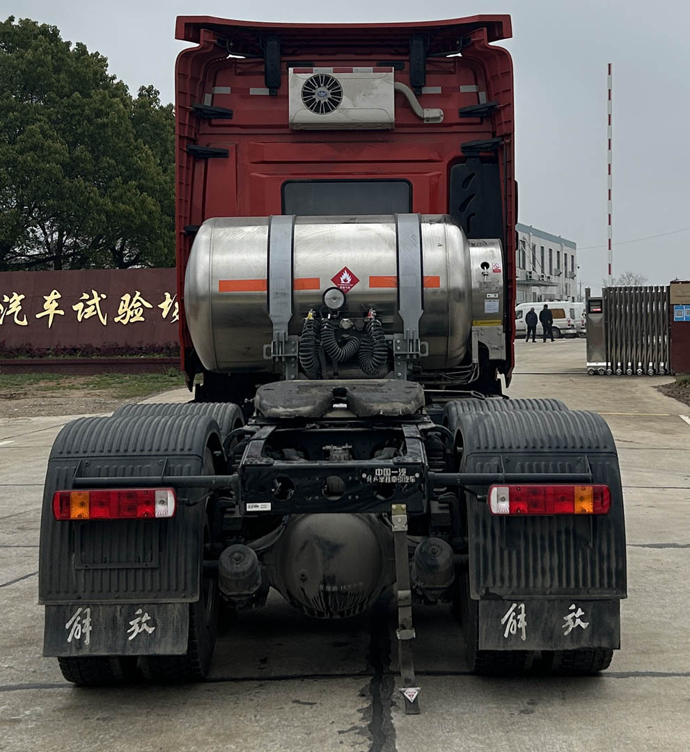 CA4258P25K15T1NE6A80 解放牌530马力后双桥,后八轮LNG国六牵引汽车图片