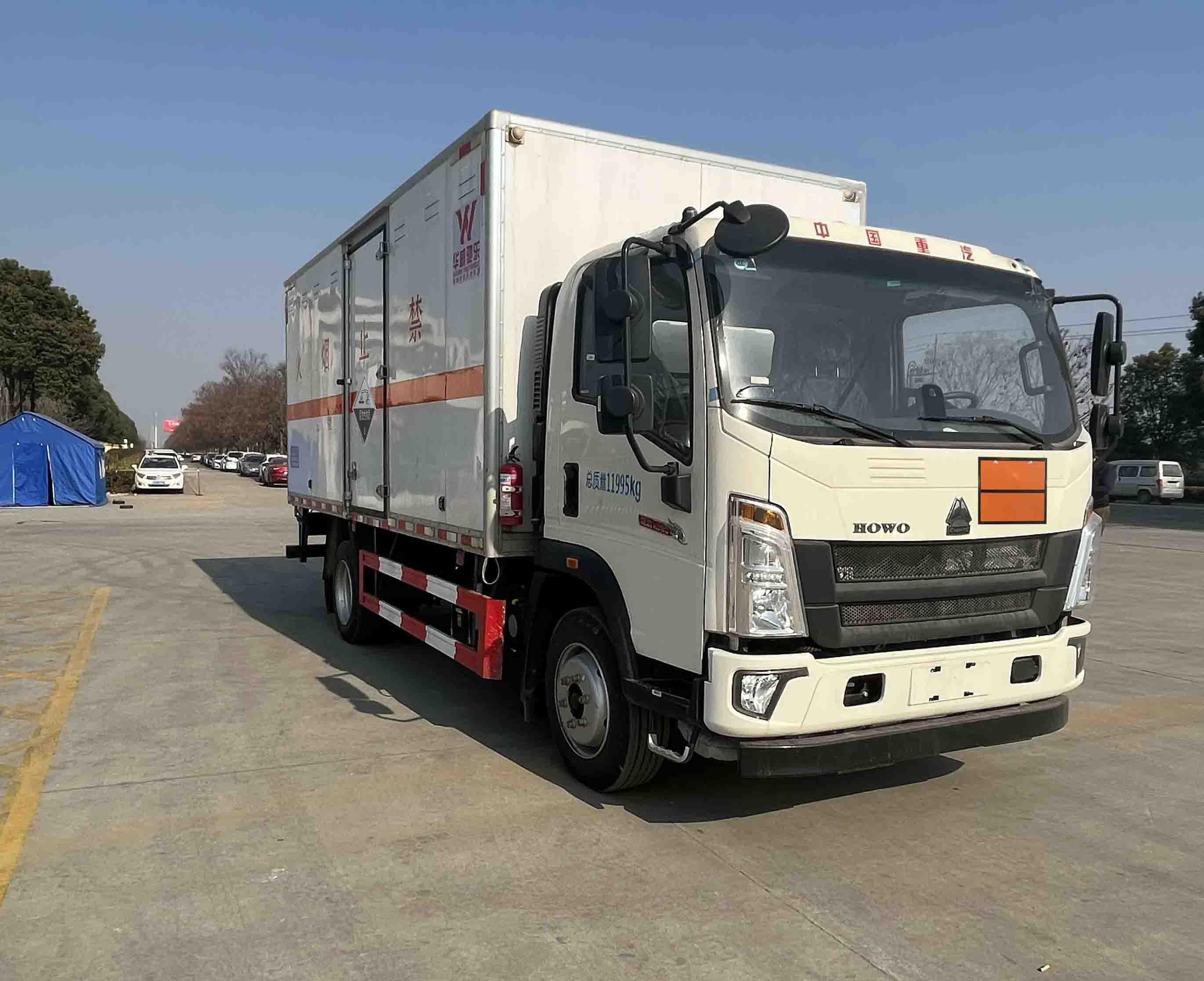 华威驰乐牌SGZ5120XFWZZ6腐蚀性物品厢式运输车公告图片
