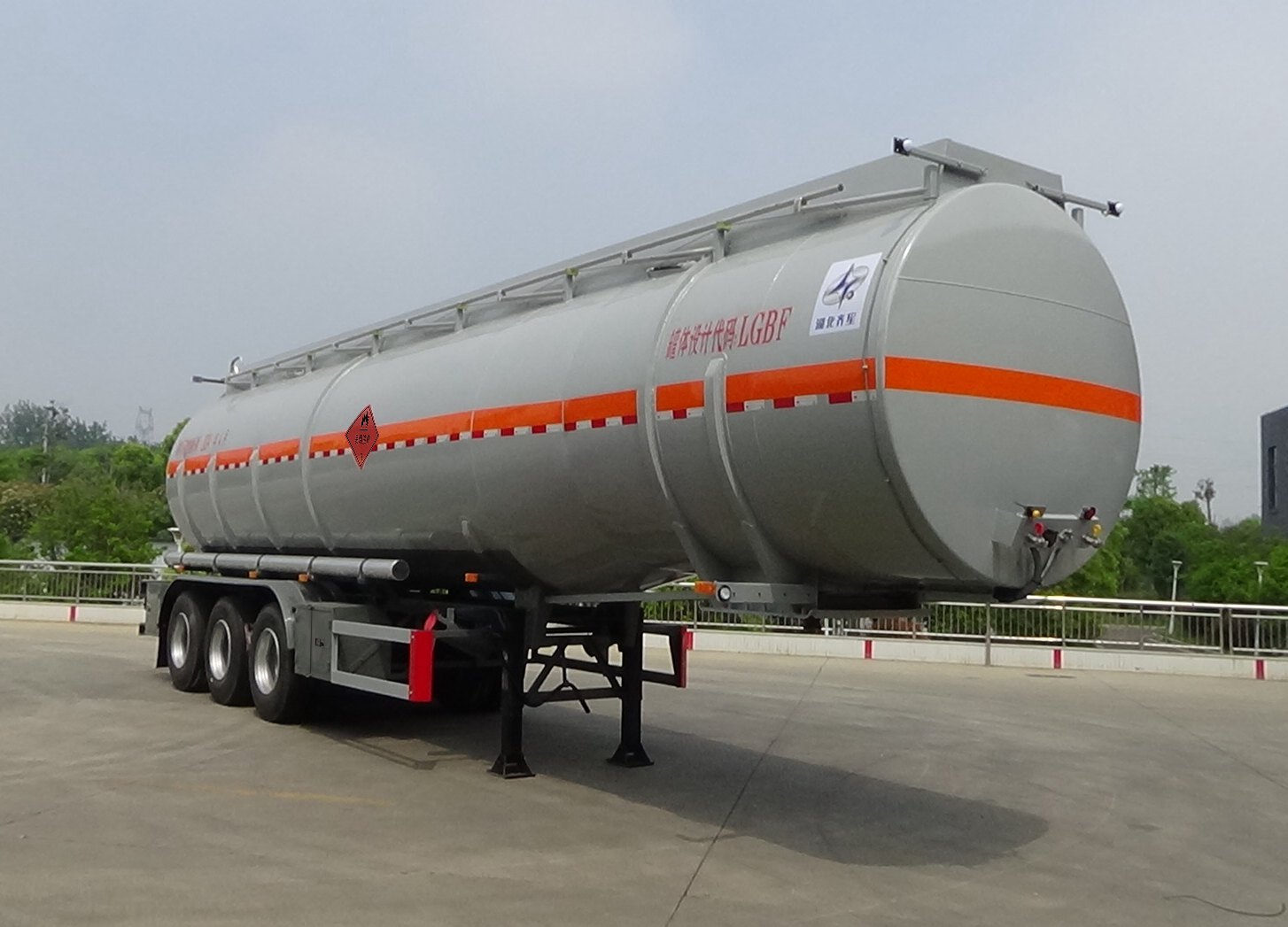 齐星牌12米32.2吨3轴易燃液体罐式运输半挂车(QXC9400GRYA)