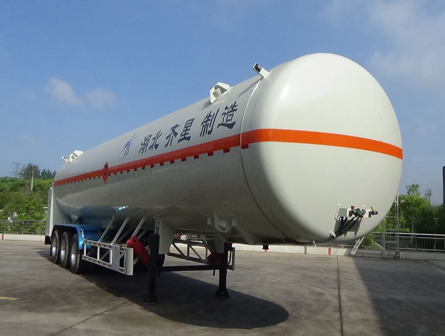 齐星牌13.3米24.5吨3轴低温液体运输半挂车(QXC9400GDY)