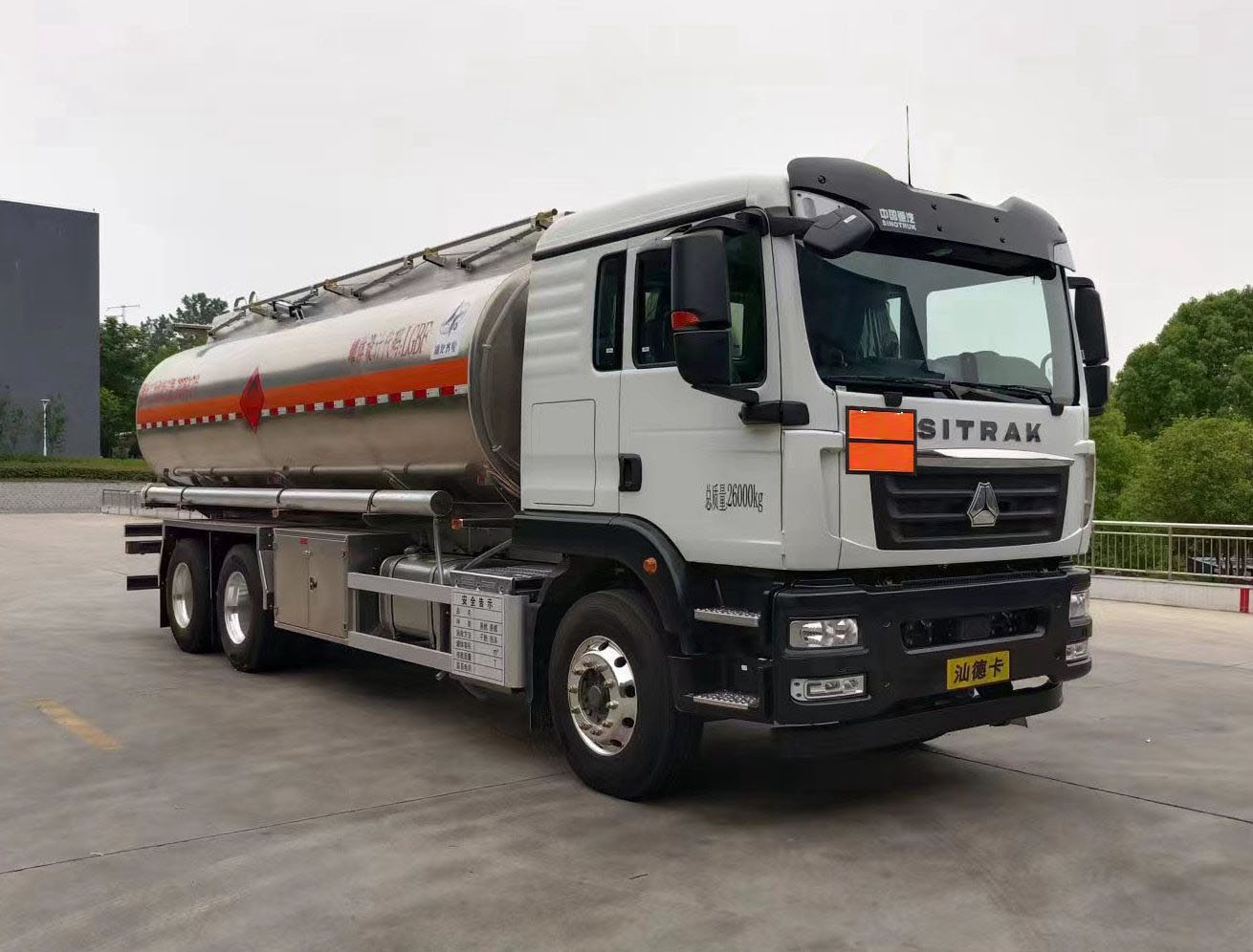 齐星牌QXC5266GYYZ6A铝合金运油车