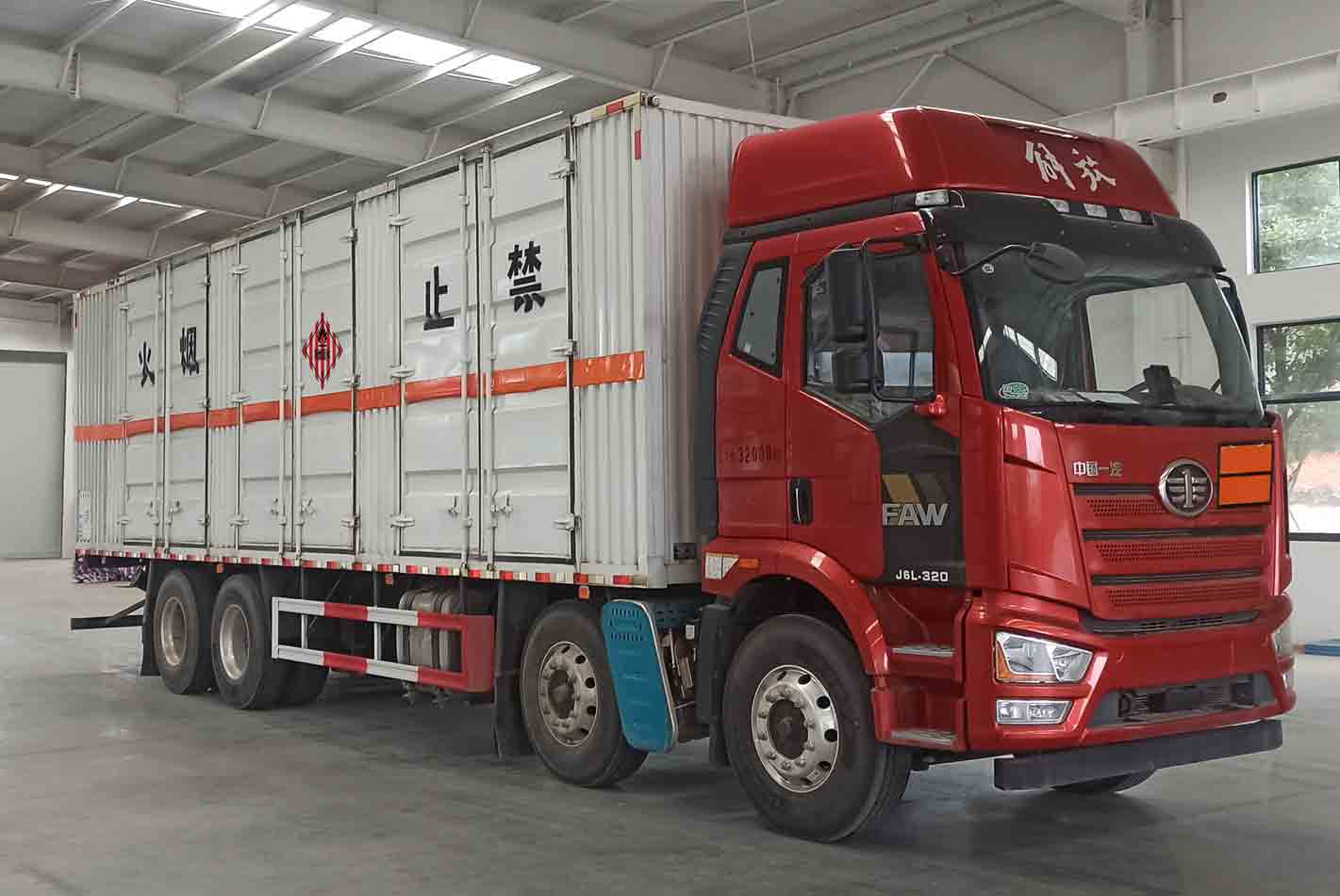 程力威牌CLW5320XRGCDP易燃固体厢式运输车公告图片