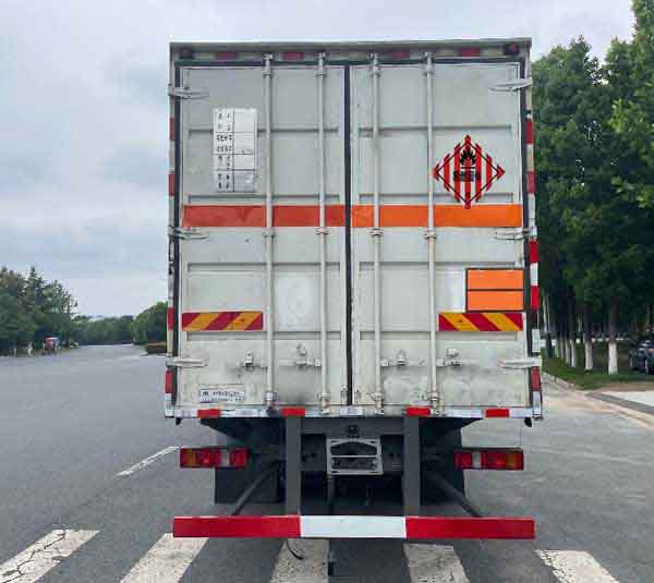 易燃固体厢式运输车图片
