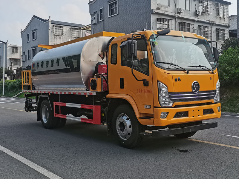 程力威牌CLW5180GLQALY沥青洒布车