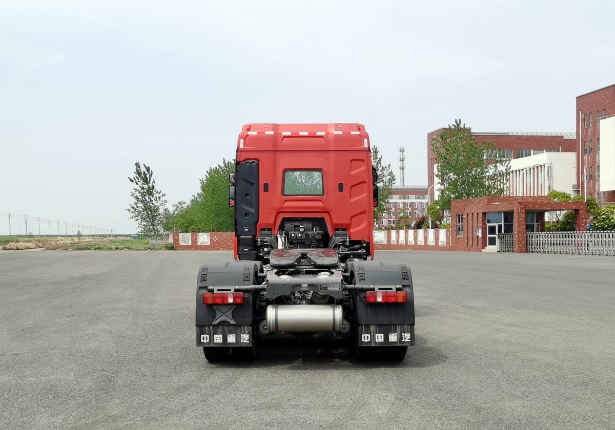 ZZ4257W344KF1T 豪沃牌434马力后双桥,后八轮柴油国六牵引汽车图片