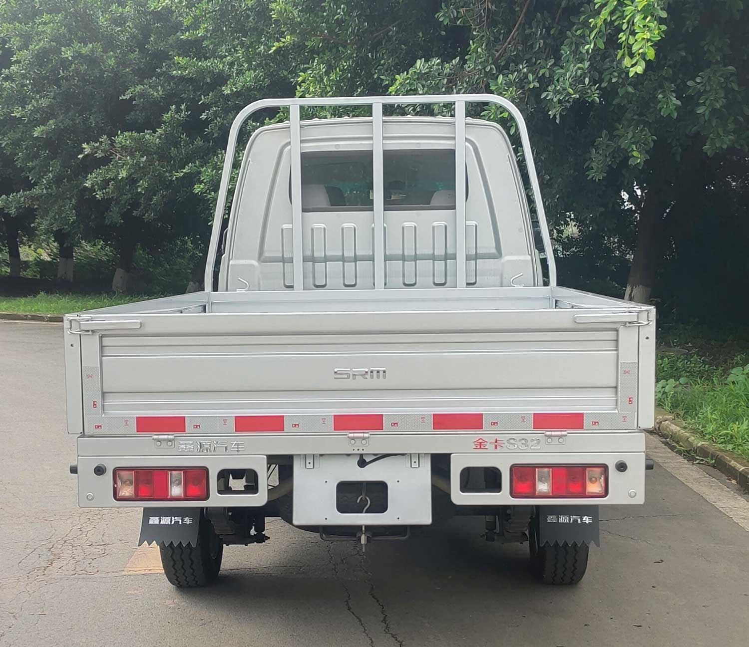 JKC1022S6X2 鑫源牌124马力单桥汽油2.6米国六载货汽车图片