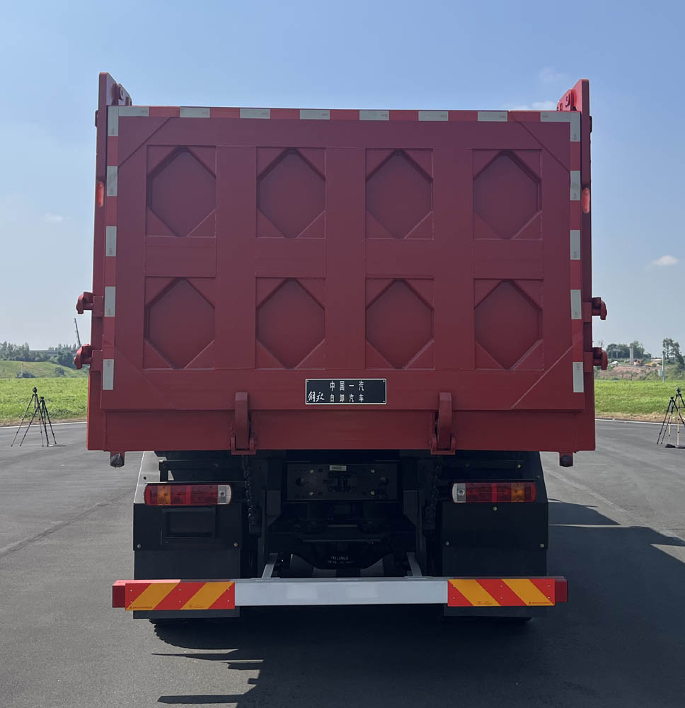 CA3250P27K8L1T1E6A90 解放牌560马力后双桥,后八轮柴油6米国六自卸汽车图片