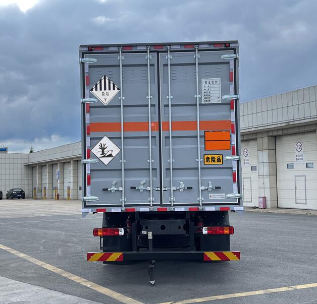 龍帝牌CSL5260XZWE6雜項(xiàng)危險(xiǎn)物品廂式運(yùn)輸車公告圖片