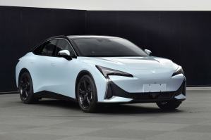 极狐牌BJ7001A512BEV型纯电动轿车