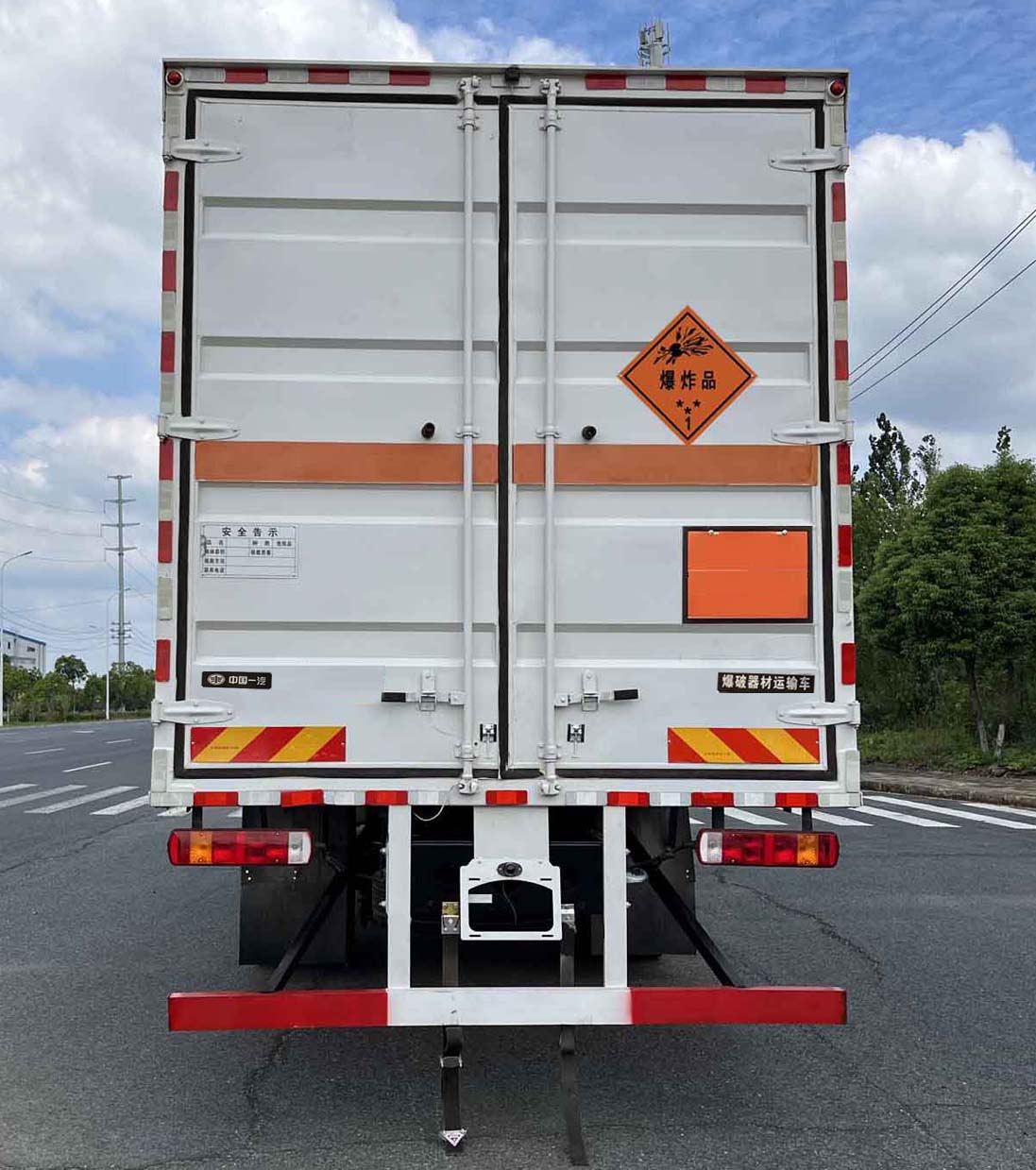 解放牌CA5180XQYP28K8L8E6A91爆破器材運(yùn)輸車公告圖片