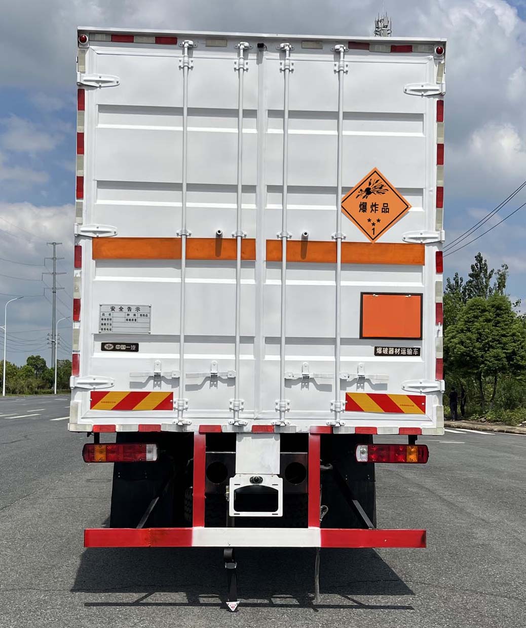 解放牌CA5220XQYP28K2L6T3E6A91爆破器材運(yùn)輸車(chē)公告圖片