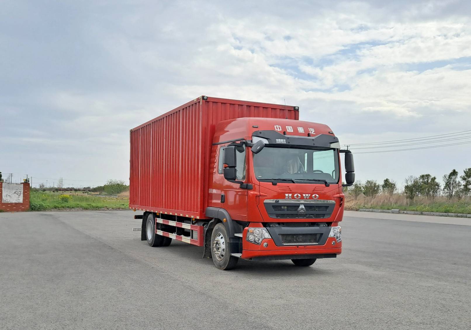 豪沃牌ZZ5187XXYN501GF1B厢式运输车