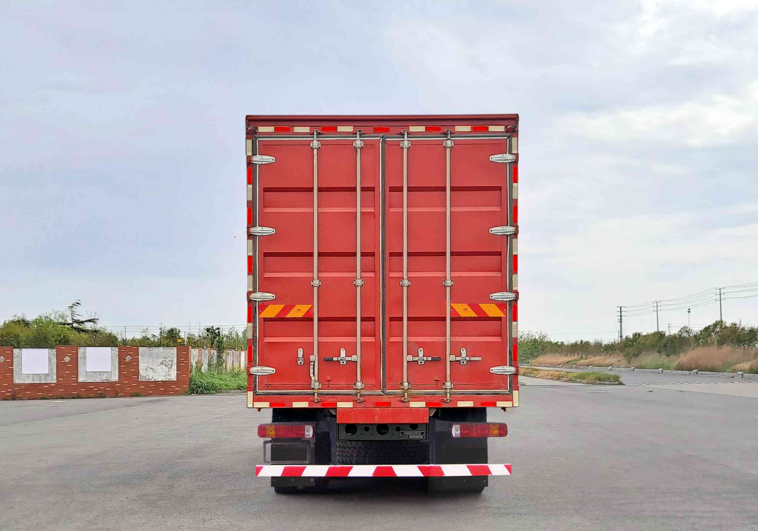 豪沃牌ZZ5187XXYN501GF1B廂式運(yùn)輸車(chē)公告圖片