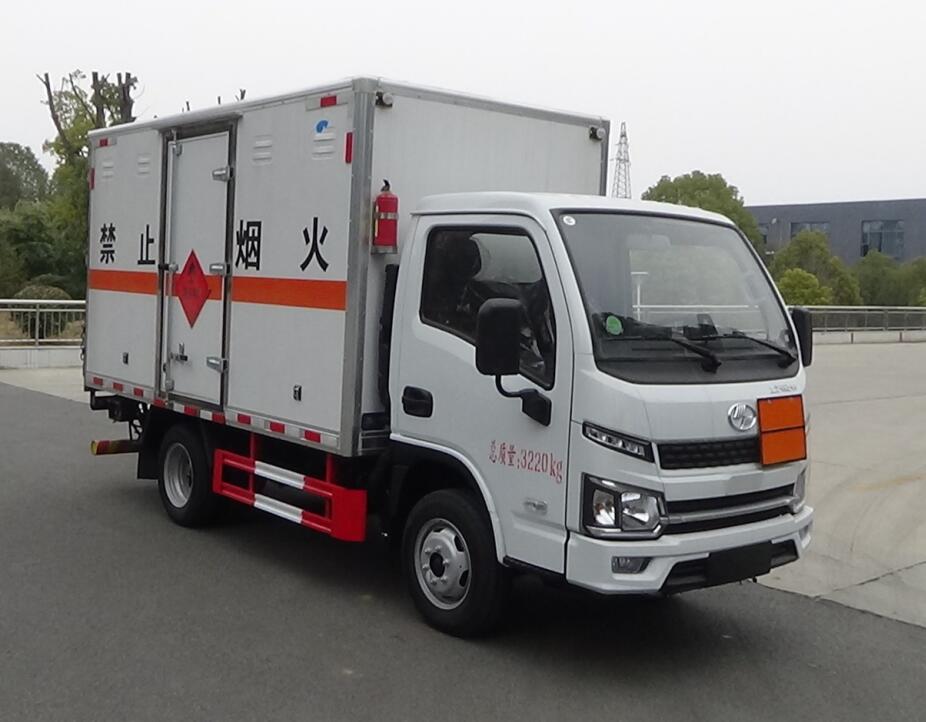 程力威牌CLW5030XRYBFB易燃液体厢式运输车