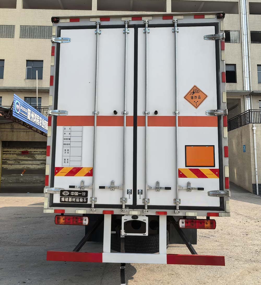 解放牌CA5230XQYP26K2L7T3E6A80爆破器材運(yùn)輸車公告圖片