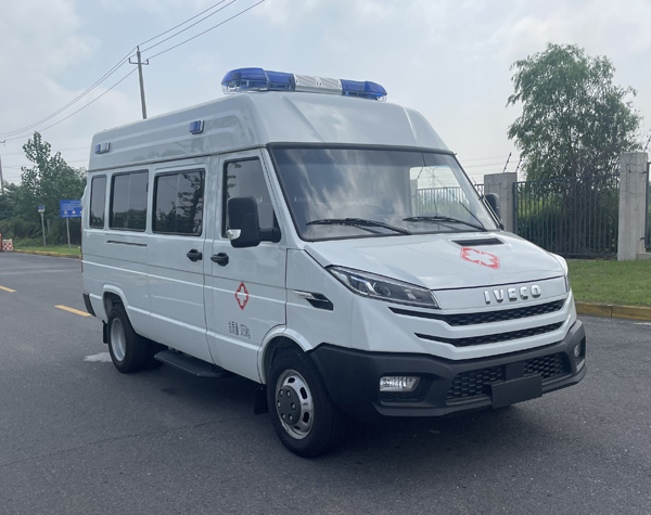 依维柯牌NJ5046XJHFA救护车