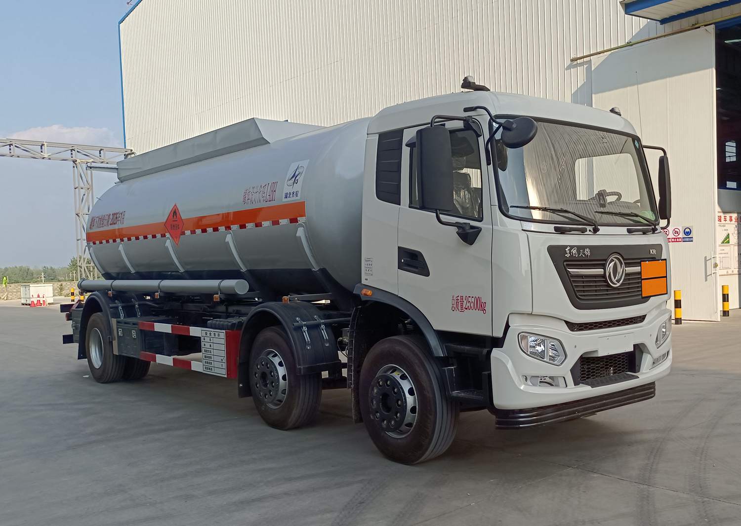 QXC5263GRYD6型易燃液體罐式運輸車圖片