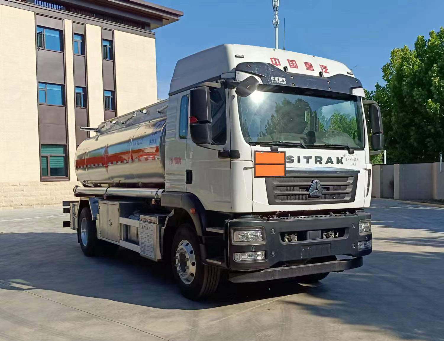 齐星牌QXC5186GYYZ6铝合金运油车