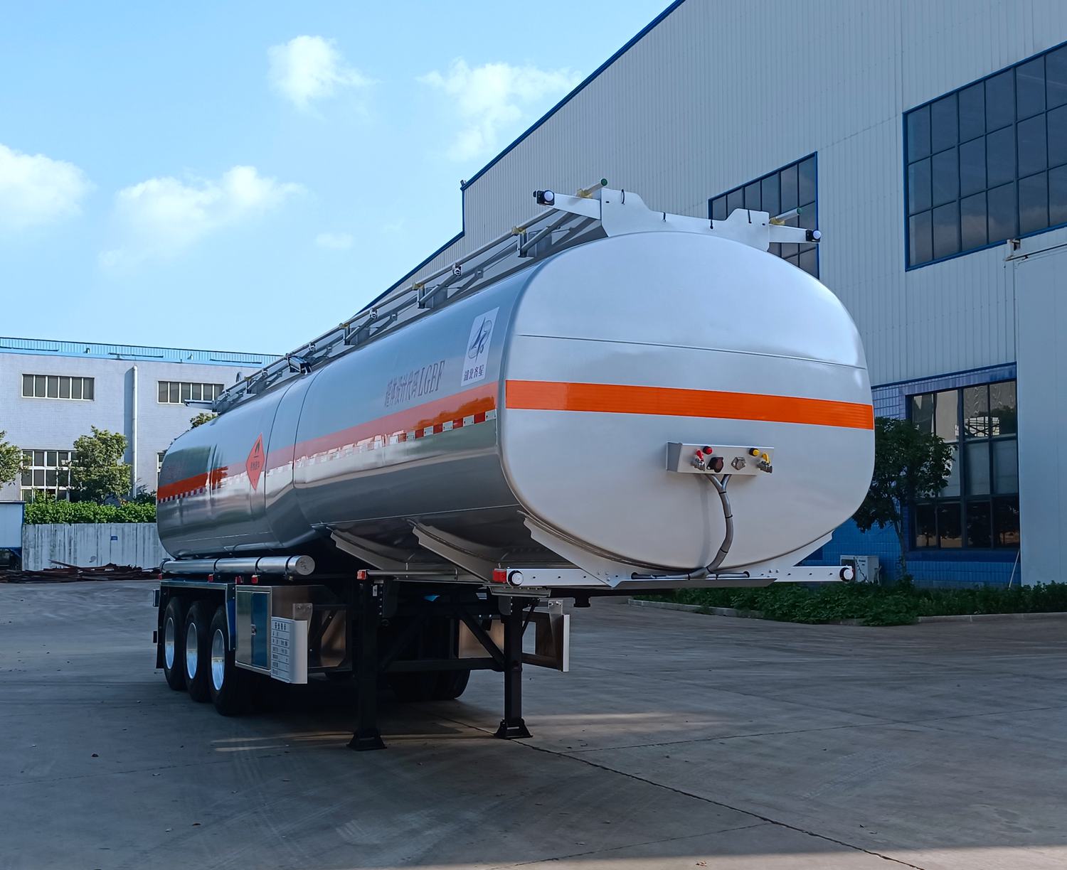 齐星牌11.3米30.2吨3轴运油半挂车(QXC9405GYYC)