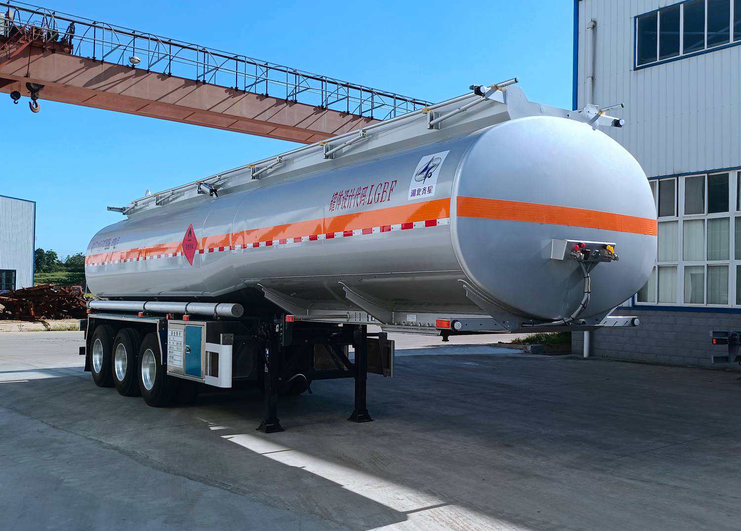 齐星牌11.2米30.4吨3轴运油半挂车(QXC9405GYYA)