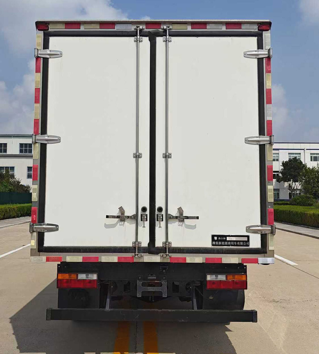 燕台牌YTQ5043XLCKJPHEV331插电式混合动力冷藏车公告图片