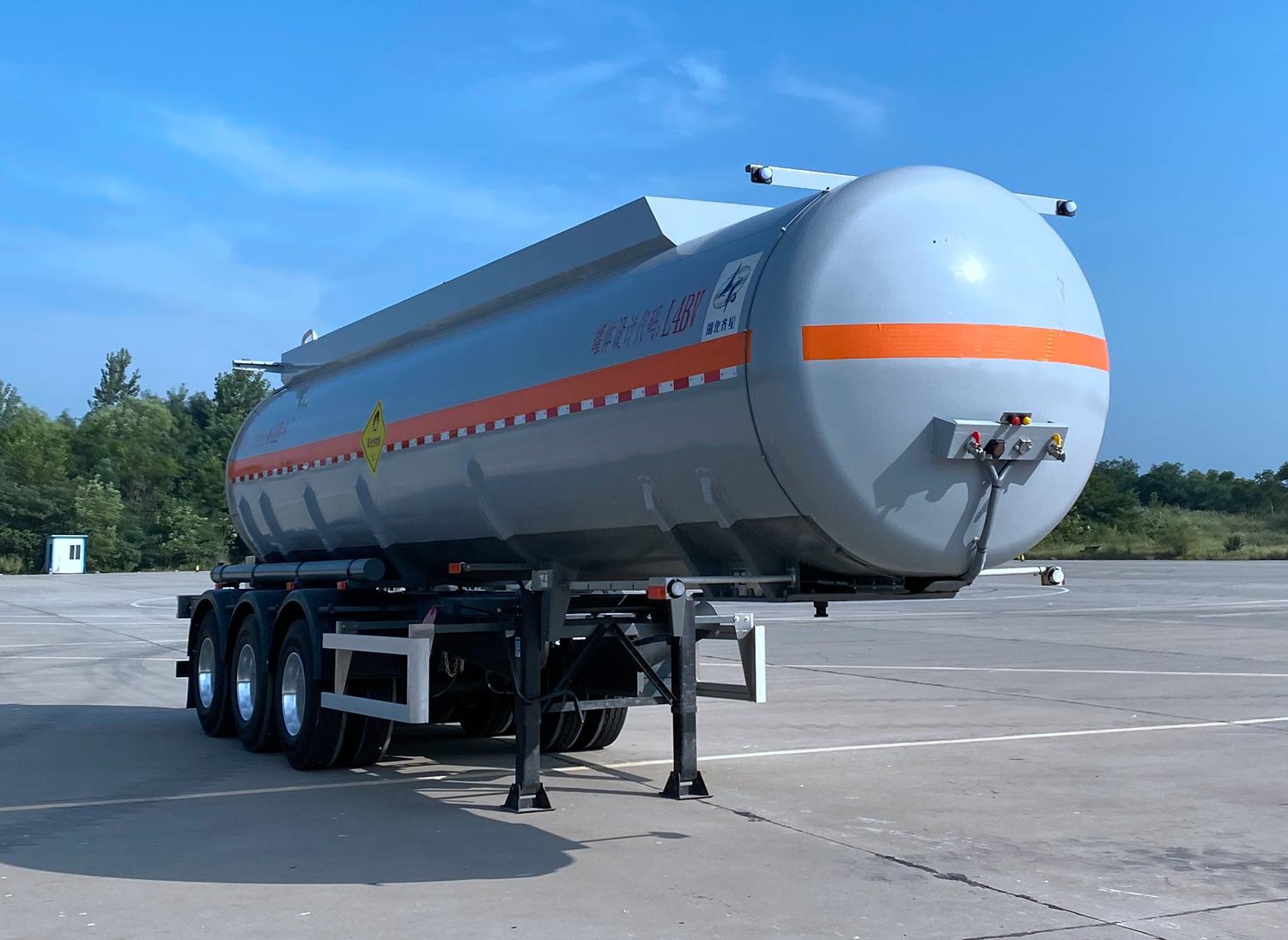 齐星牌11.3米32.7吨3轴氧化性物品罐式运输半挂车(QXC9401GYW)