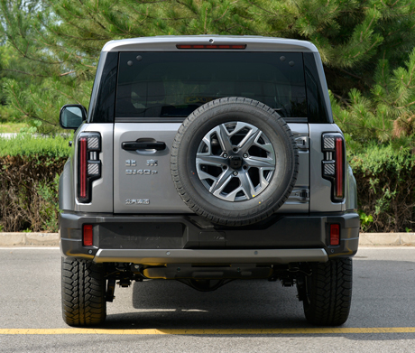 BJ2030V411M 北京牌245马力单桥汽油国六越野乘用车图片