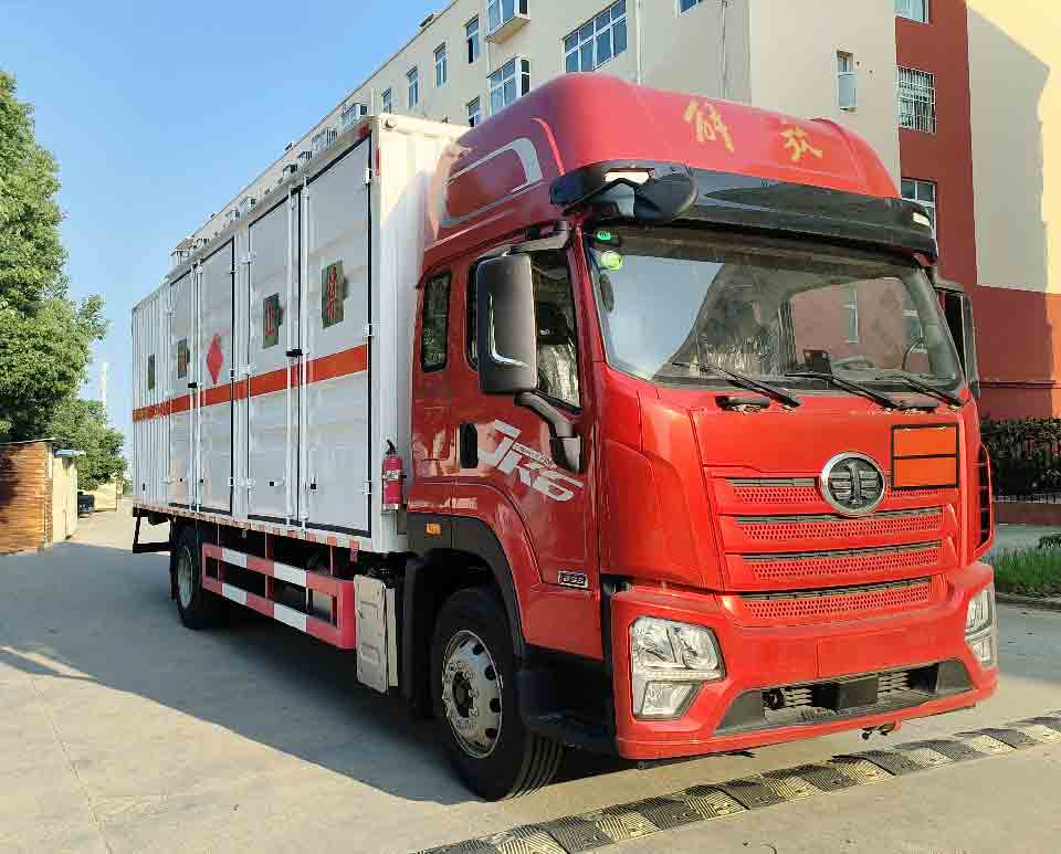 程力威牌CLW5183XRYCDP易燃液体厢式运输车