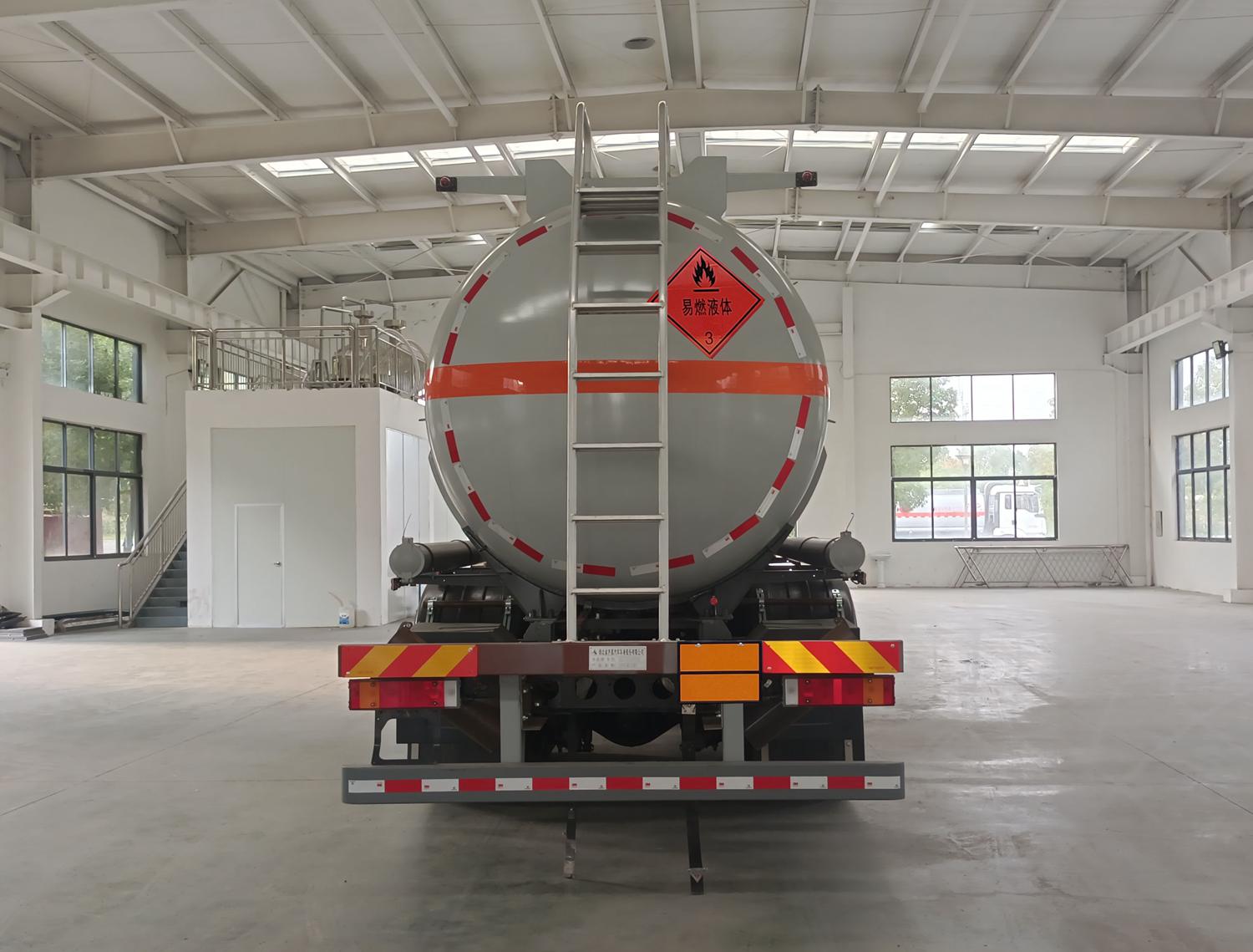 齊星牌QXC5321GRYD6B易燃液體罐式運(yùn)輸車公告圖片