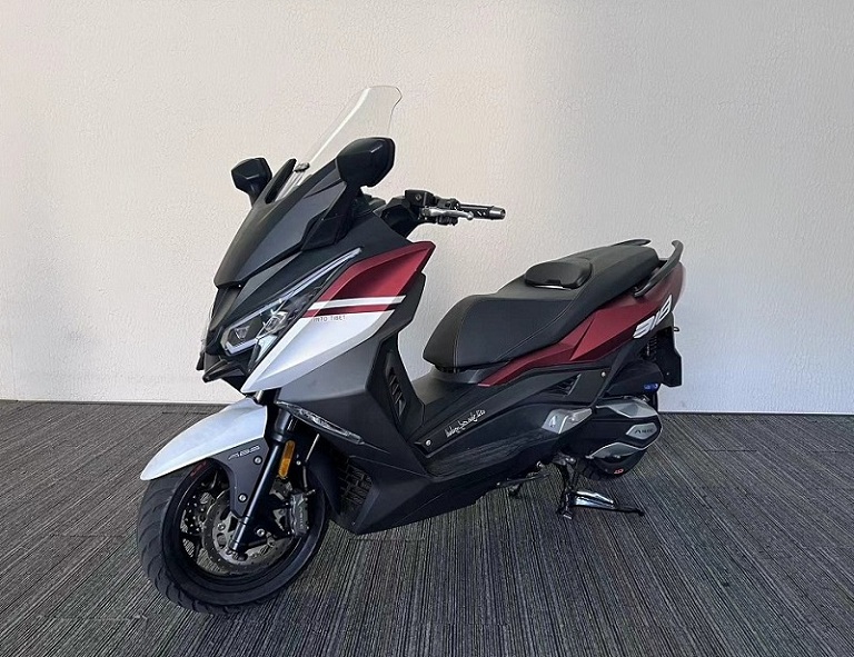 两轮摩托车