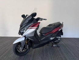 两轮摩托车