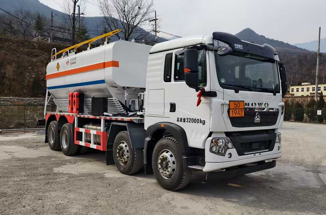 专汽龙祥牌CZT5320THL现场混装粒状铵油炸药车