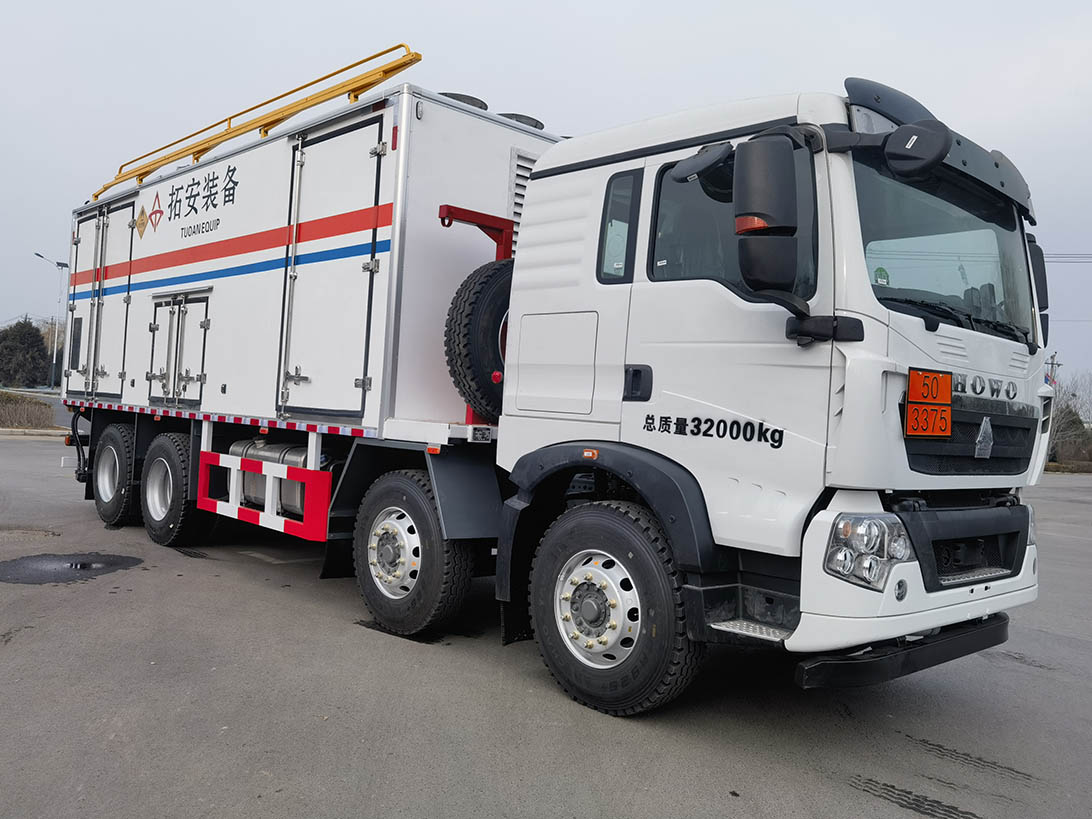 专汽龙祥牌CZT5320THR现场混装乳化炸药车