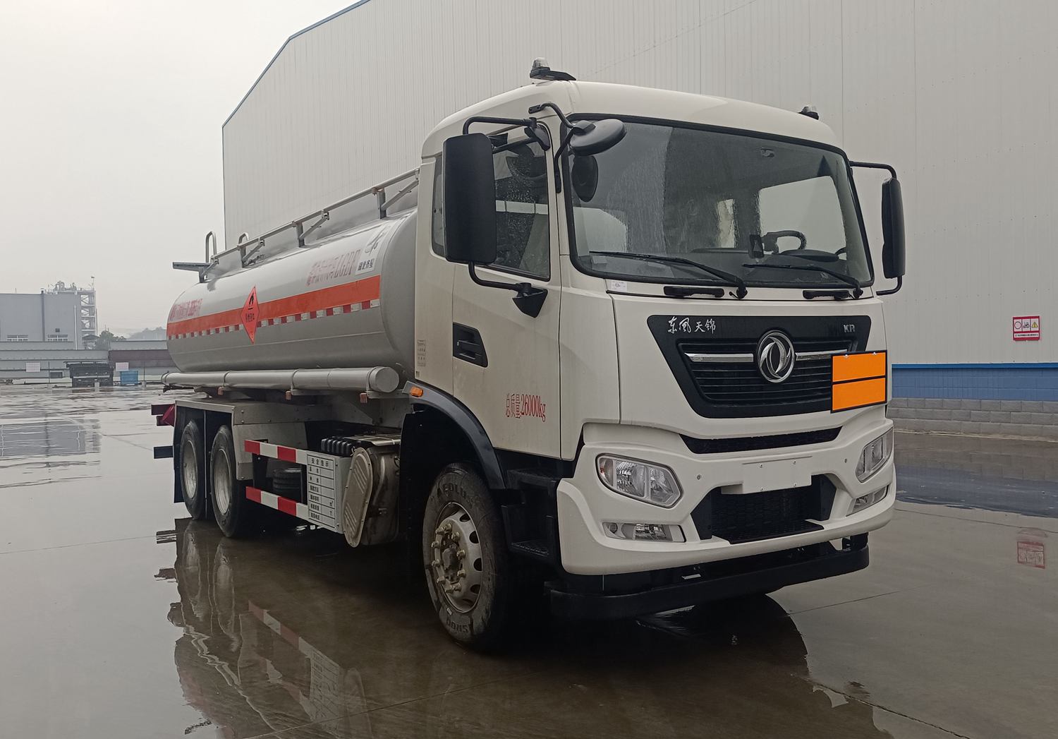 QXC5260GRYD6型易燃液體罐式運(yùn)輸車圖片