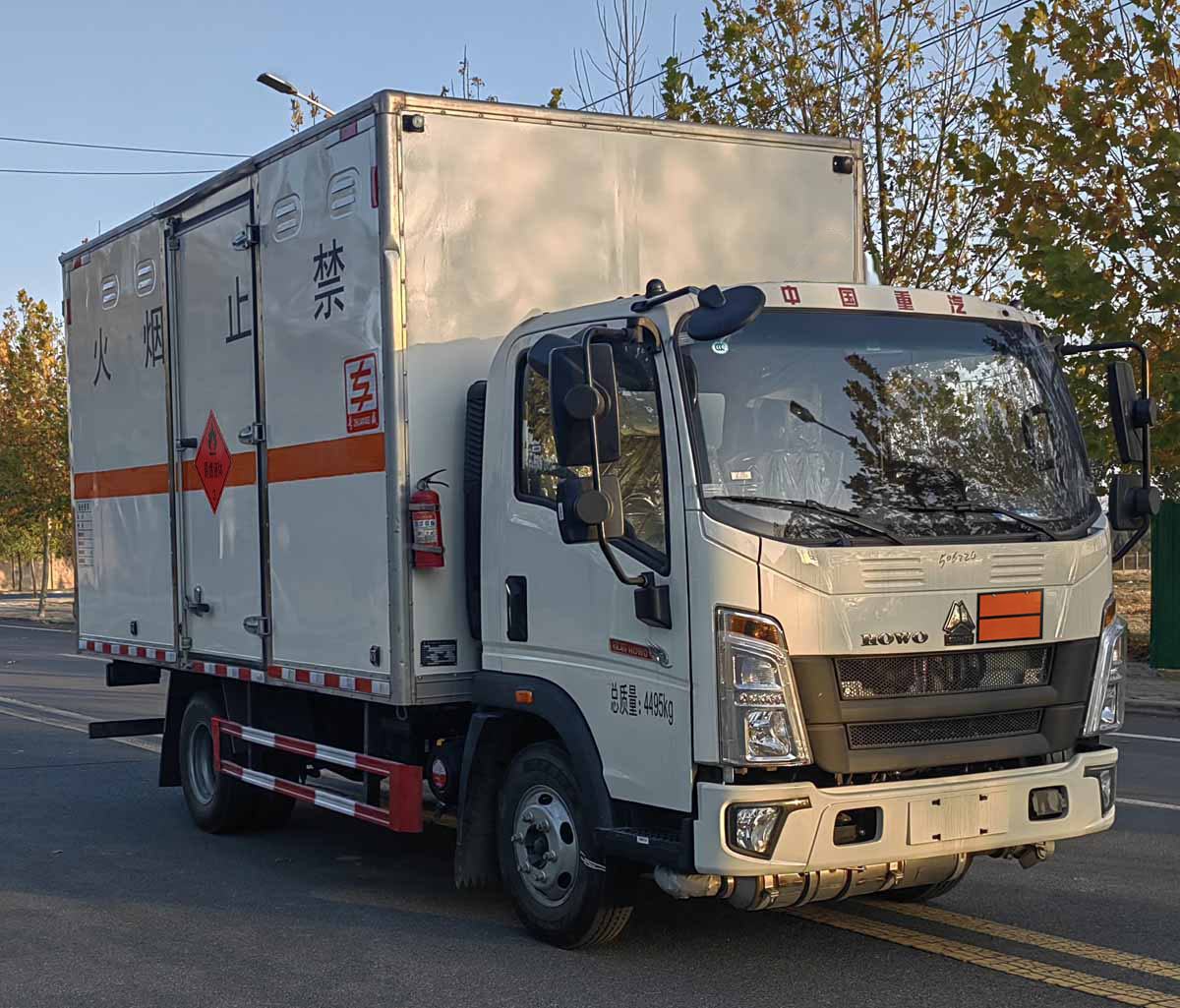 专威牌HTW5047XRYZZ5易燃液体厢式运输车