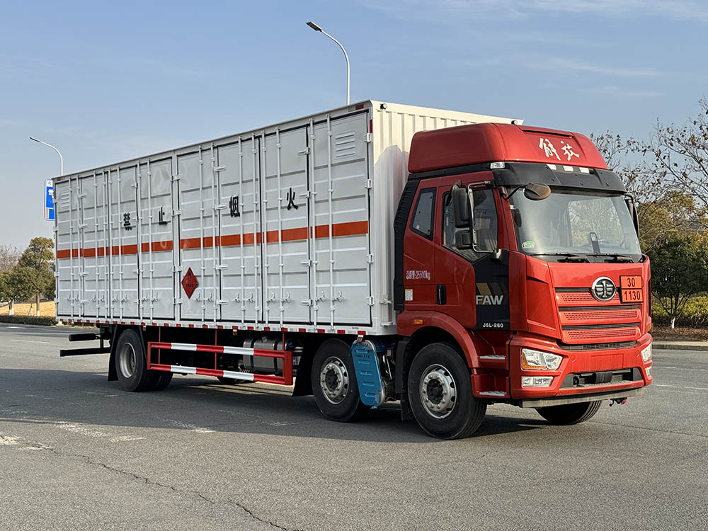 STD5266XRYCA6型易燃液体厢式运输车图片