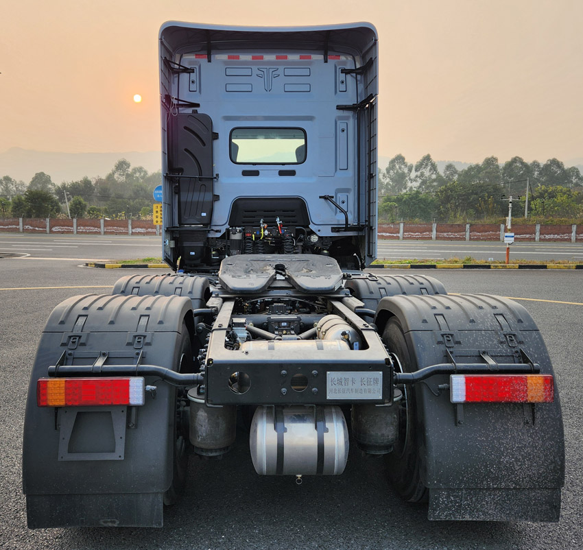CZ4250SX46HEV 长征牌560马力后双桥,后八轮柴油/电混合动力国六混合动力半挂牵引车图片