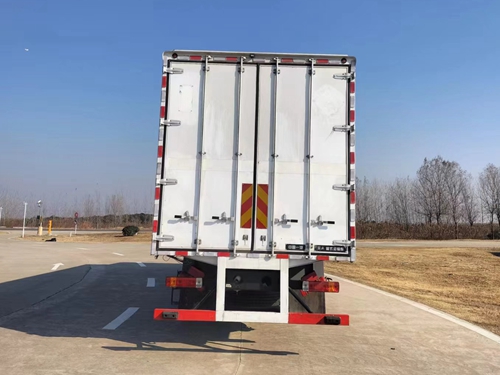 解放牌CA5230XXYP62K1L7T3E6Z廂式運(yùn)輸車(chē)公告圖片