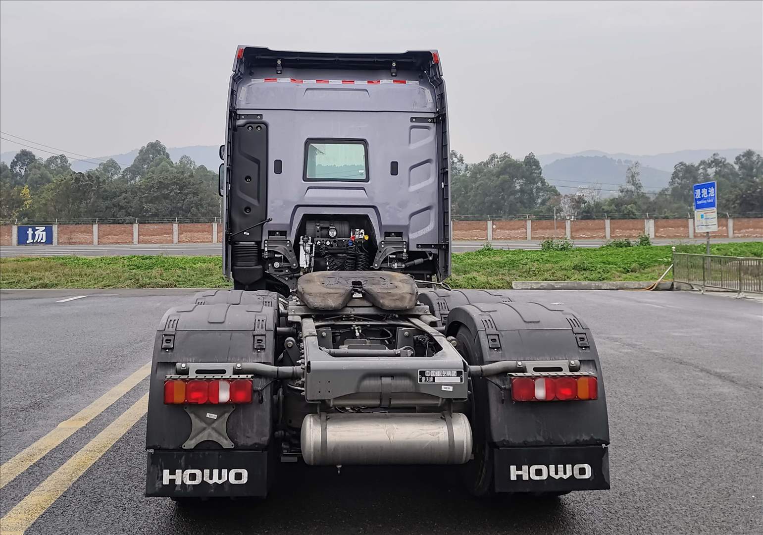 ZZ4257V343KF1 豪沃牌460马力后双桥,后八轮柴油国六牵引汽车图片
