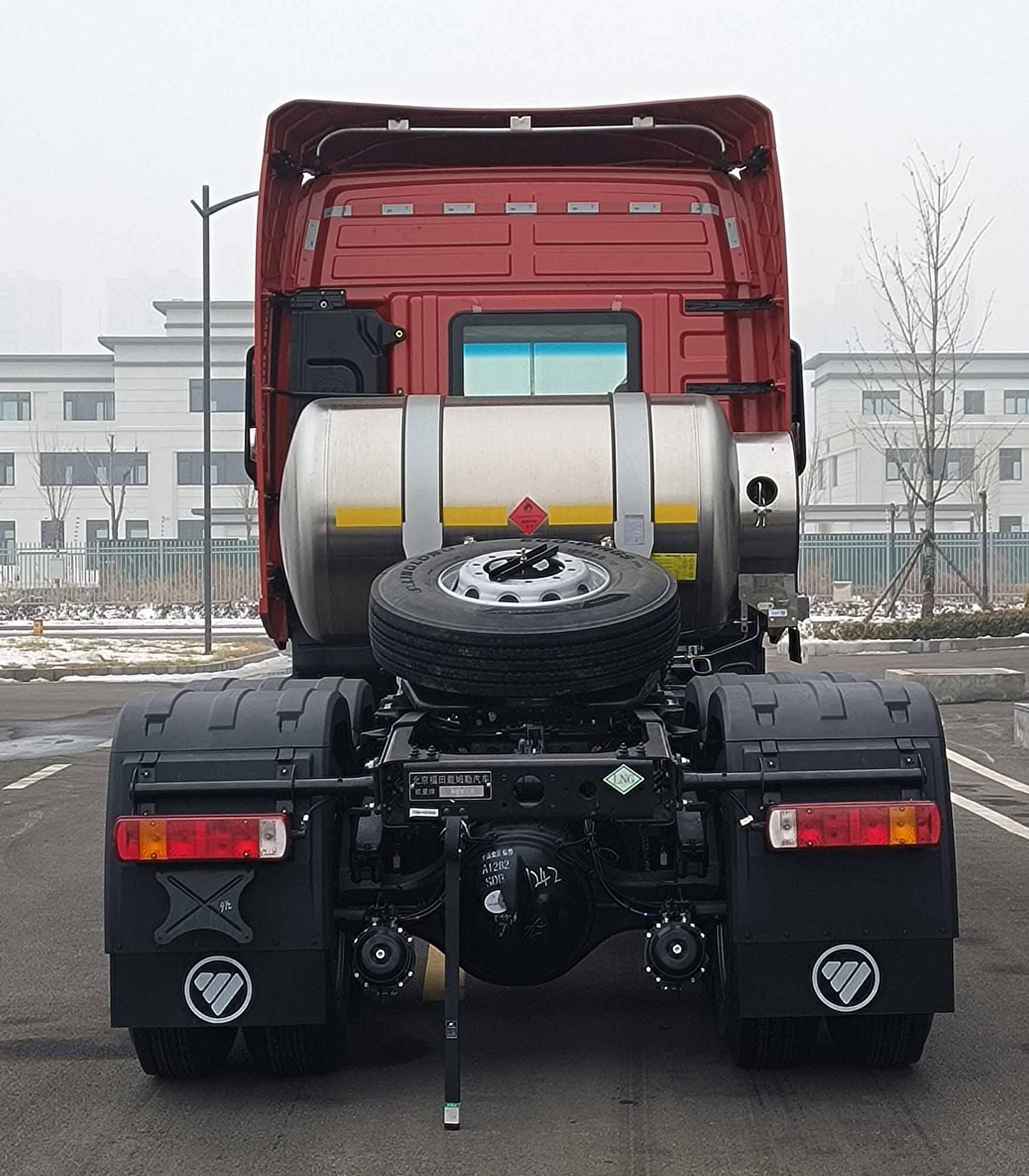 BJ4259L6DLL-24 欧曼牌570马力后双桥,后八轮LNG国六半挂牵引车图片